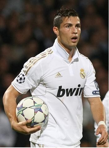 报16连胜终结之仇！凯恩破门追平姆巴佩，拜仁3-2柏林联合三线狂飙（复仇之战！凯恩建功追平姆巴佩，拜仁3-2险胜柏林联合三线高歌猛进）