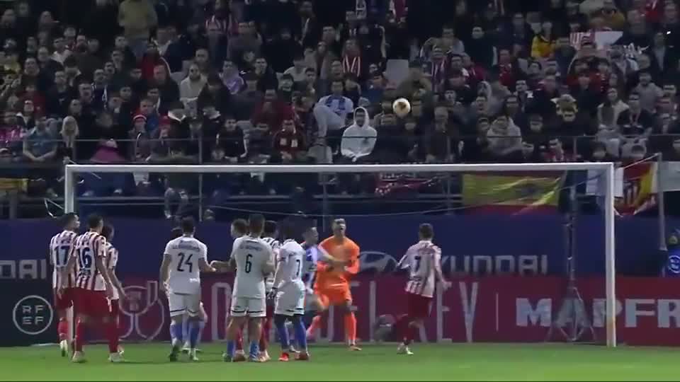 泰州队“苏超”冠军奖杯开启全市巡展，第一站在海陵老街（泰州队“苏超”冠军杯全市巡展启动，首站海陵老街）