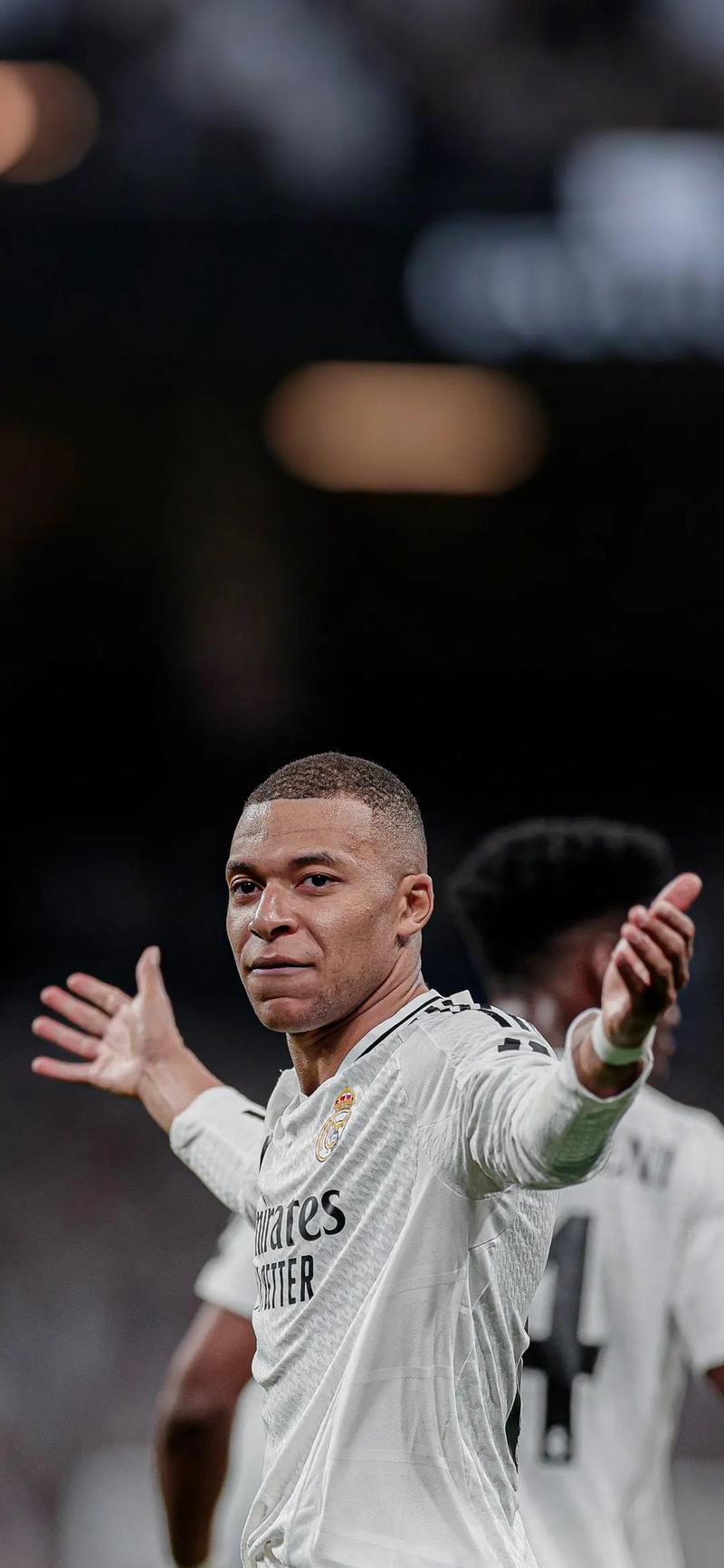 皇马推出漫威联名服饰，弗兰和卡雷拉斯进行了上身体验（皇马发布漫威联名系列，弗兰与卡雷拉斯试穿亮相）