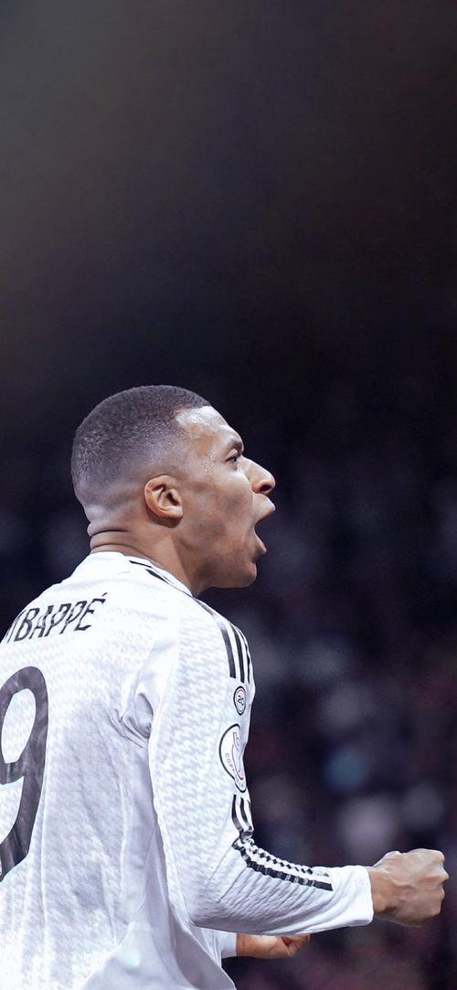 内维尔：萨拉赫做法不对，C罗在曼联曾做过类似事让我很不满（内维尔批评萨拉赫行为不当：C罗在曼联时的相似举动也曾令我不满）